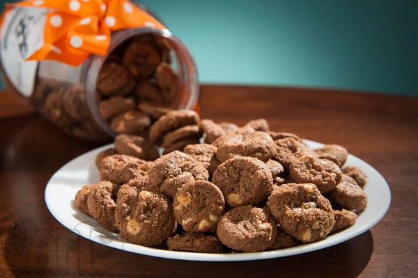 Chocolate lovers rejoice! Brownie Crisps are sweet molasses, milk chocolate chips, creamy cocoa butter, and vanilla in a bite-size package. Yum!