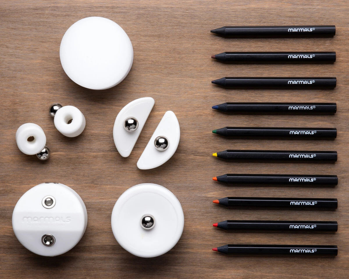 Includes: 1 figure and 10 colored pencils.