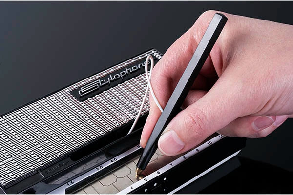 Touch the stylus to the keyboard to hear your note through the integrated speaker!